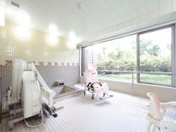 明るい浴室設備
