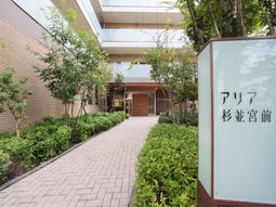 緑豊かなエントランス風景