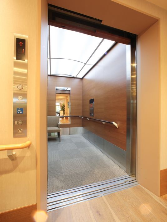 清潔なエレベーター入口