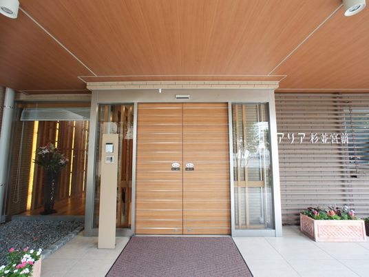 暖かみのあるエントランス