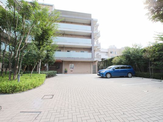 緑あふれる建物のエントランス