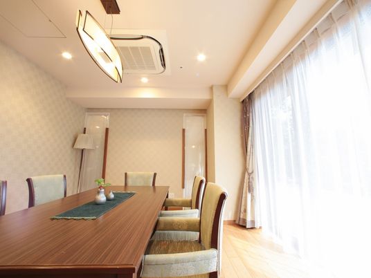 明るい居室の一角