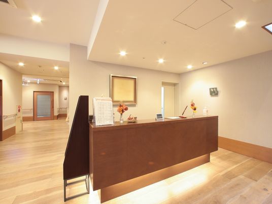 受付の明るいロビー
