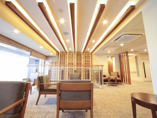 明るい落ち着いたラウンジ空間