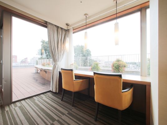 明るい居室のテラス