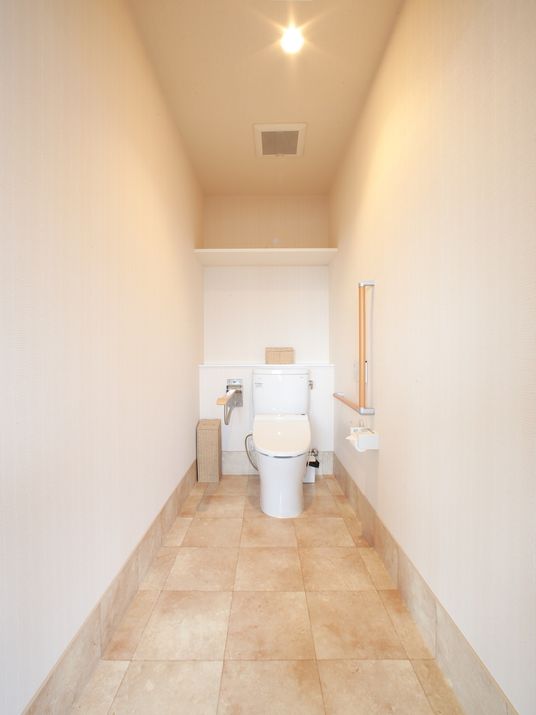 広々とした清潔なトイレ