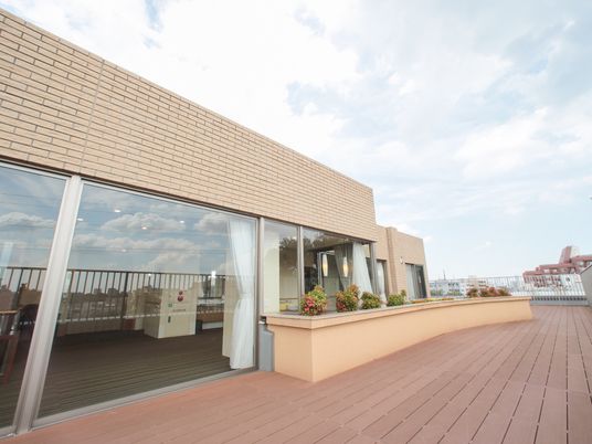 広々とした明るいテラス