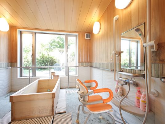 木目浴室に自然光