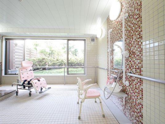 広々とした明るい浴室