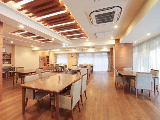 明るい木目調の食堂