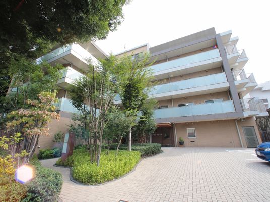 モダンな建物正面入口