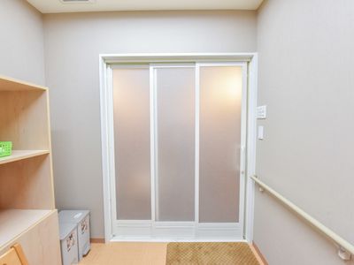 スライド式の扉つき廊下