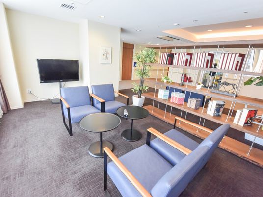 ラウンジの明るい空間