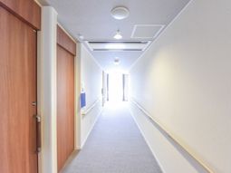 明るい廊下の風景