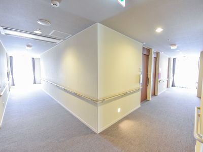 清潔感のある施設の廊下