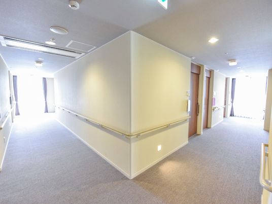 清潔感のある施設の廊下