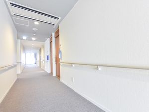 明るい廊下の風景