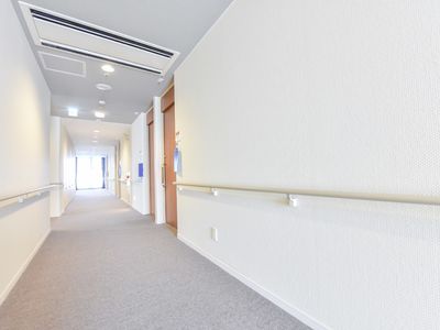 明るい廊下の風景