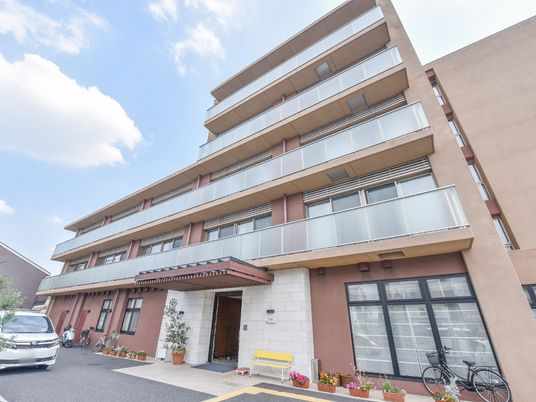 明朗な雰囲気の建物エントランス