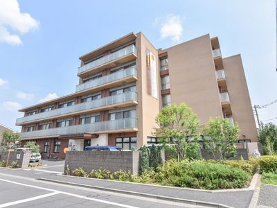 明るく広々とした外観