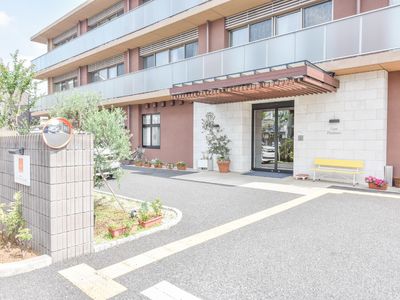 明るいエントランスの外観