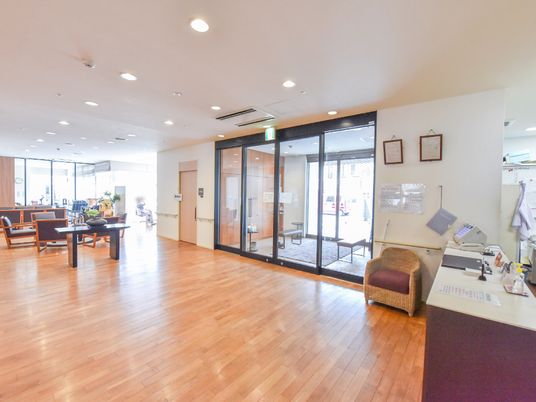 応接スペースの広々としたロビー