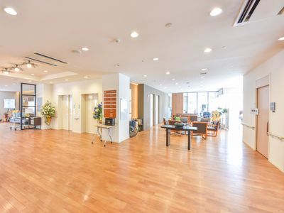 広々とした明るいロビー