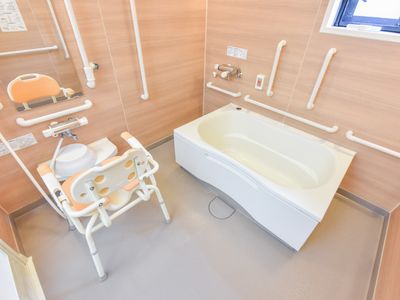 バリアフリー設計の浴室