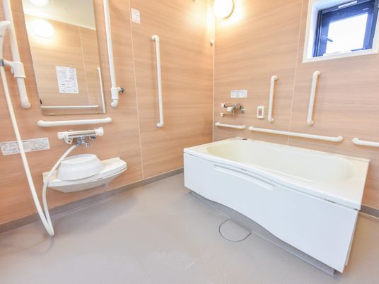 バリアフリー設計の浴室
