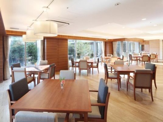 木目調の明るい食堂