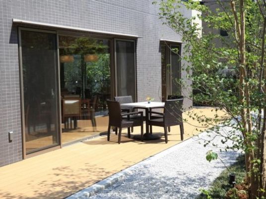 明るい居室前のテラス