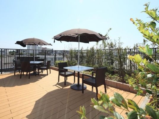 晴れた日の屋外テラス