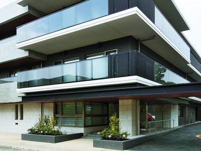 現代的な建物のエントランス