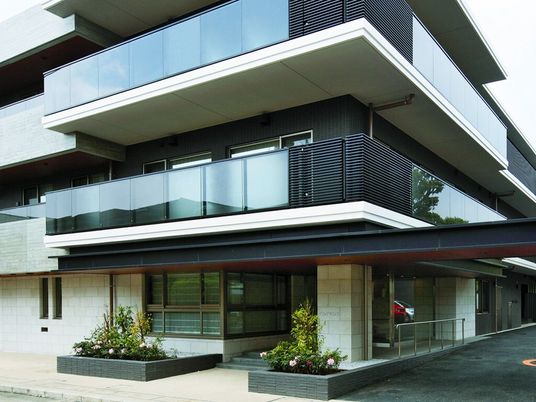 現代的な建物のエントランス