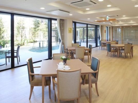 明るいダイニングスペース