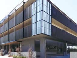 モダンなデザインの建物外観