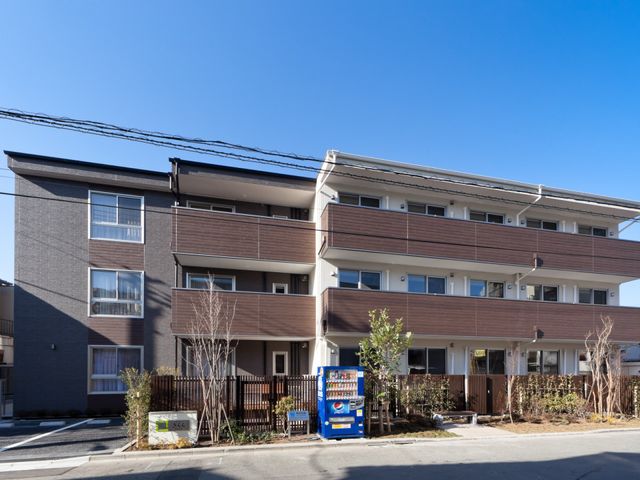 現代的な外観の建物 外観 清潔感があり、落ち着いた色合いの建物です。通りに面していて、アクセスも良好な環境にあります。