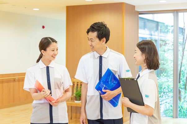 スタッフが会話する廊下