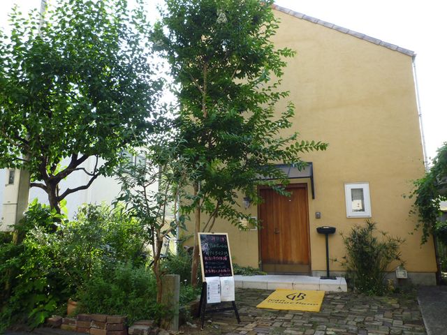 緑豊かな建物の外観 外観 緑に囲まれた入口が心地よい印象を与えます。自然が感じられる魅力的な場所です。