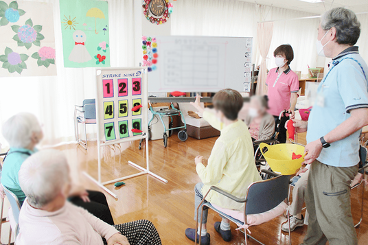 ゲームを楽しむ住人たちの様子