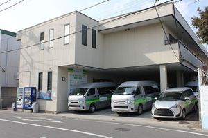送迎車のある建物外観