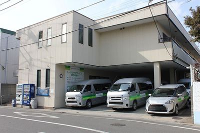送迎車のある建物外観