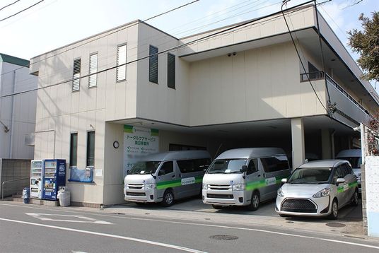送迎車のある建物外観