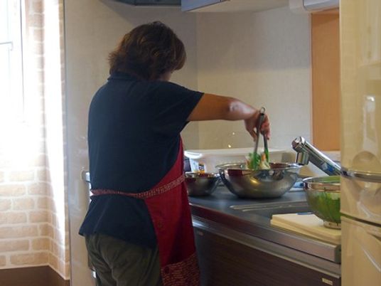 調理する人の背中