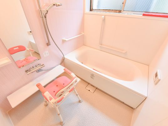 バリアフリーな浴室設備