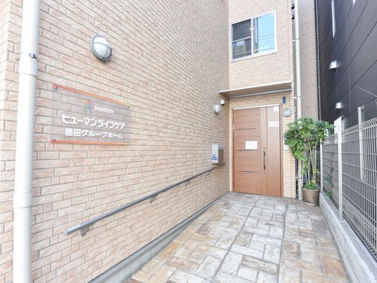 エントランスの壁と扉