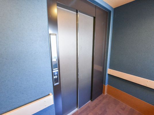 モダンなエレベーター前