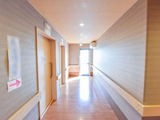明るい広々とした廊下