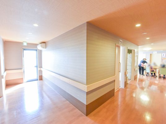 廊下と開放的なスペース