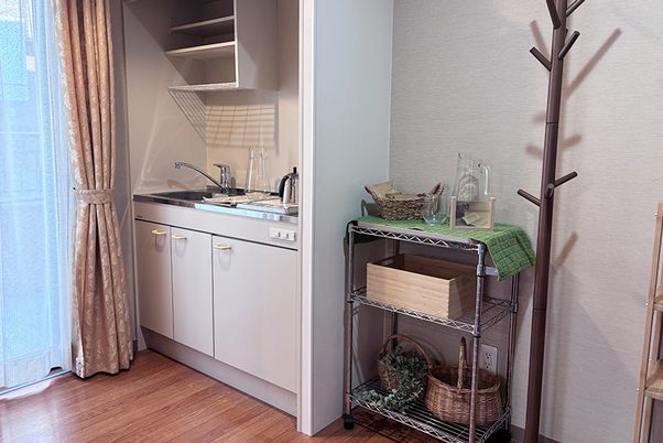 落ち着いた色彩のエントランス